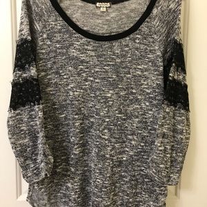Ladies Top XL lace accents on sleeves